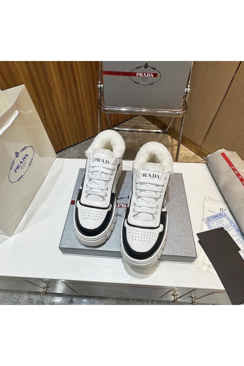 Prada Кожаные кроссовки с мехом 