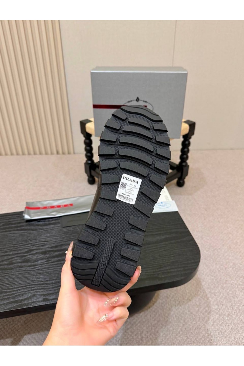 Prada Кожаные кроссовки с мехом logo-plaque