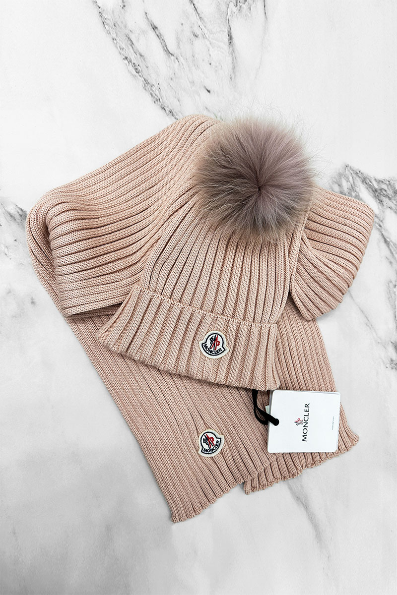 Moncler Комплект из шапки и шарфа персикого цвета logo-patch