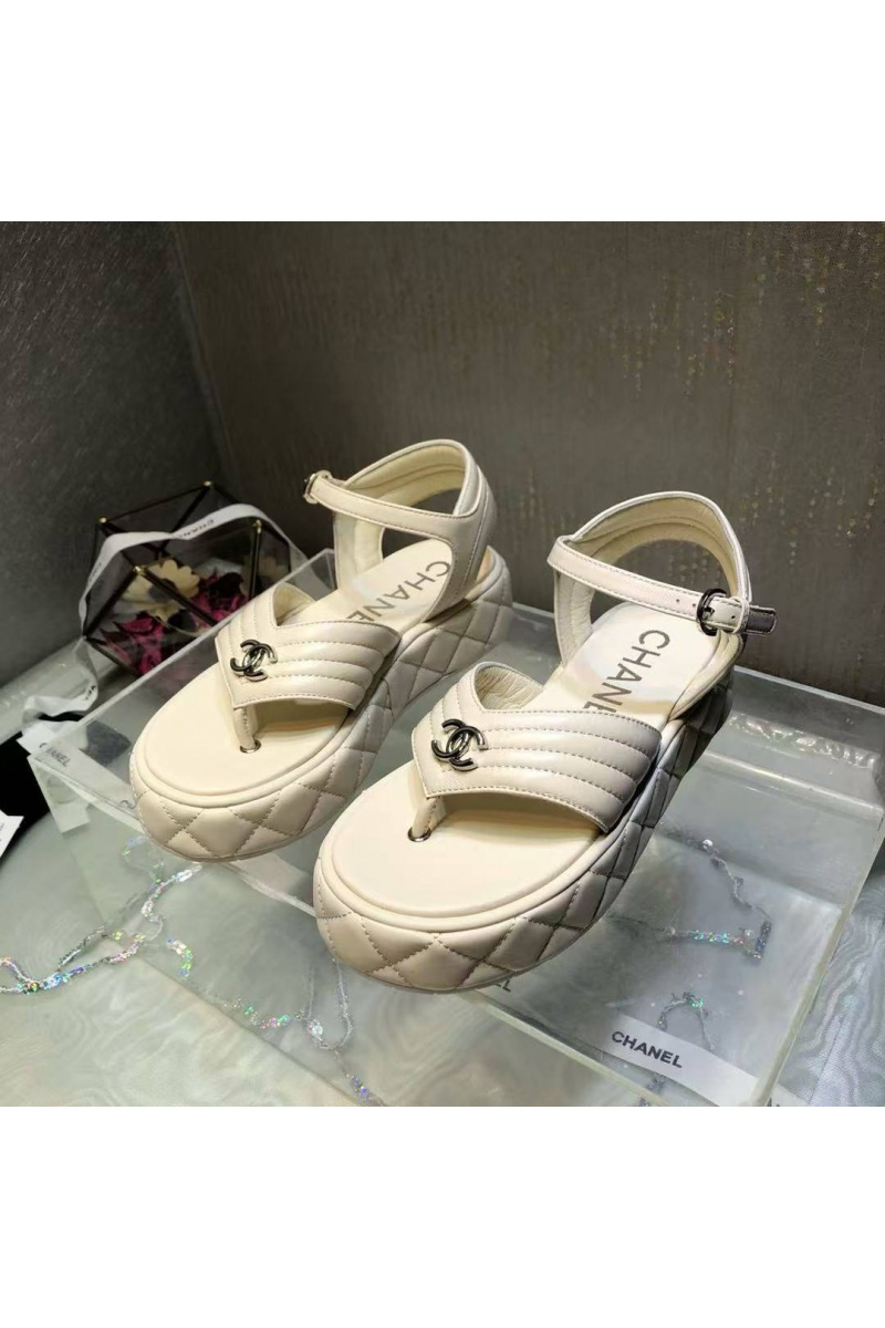 Chаnеl Женские кожаные сандалии белого цвета 