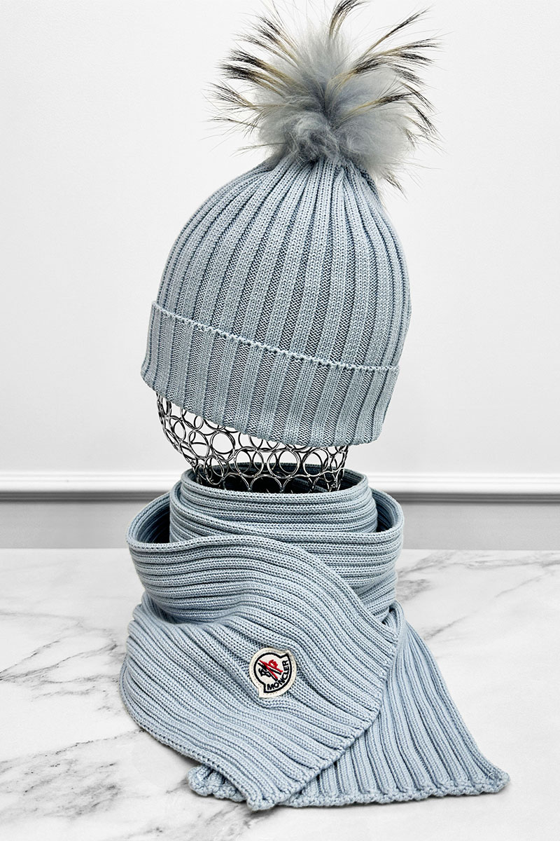 Moncler Комплект из шапки и шарфа голубого цвета logo-patch
