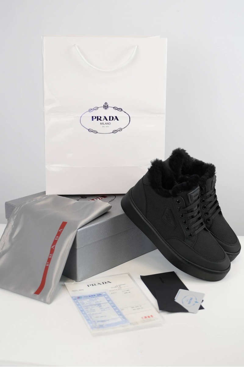 Prada Комбинированные кроссовки с мехом 