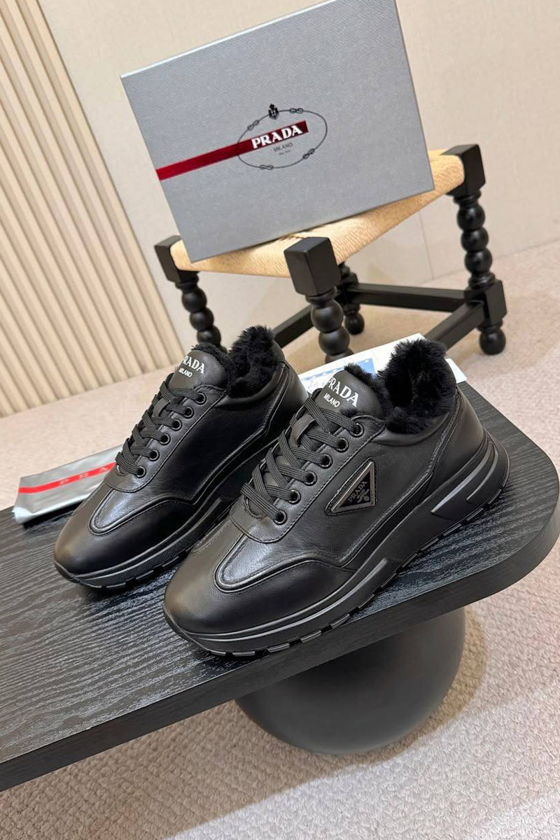 Prada Кожаные кроссовки с мехом logo-plaque