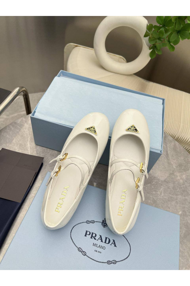 Prada Женские кожаные балетки Naplak белого цвета