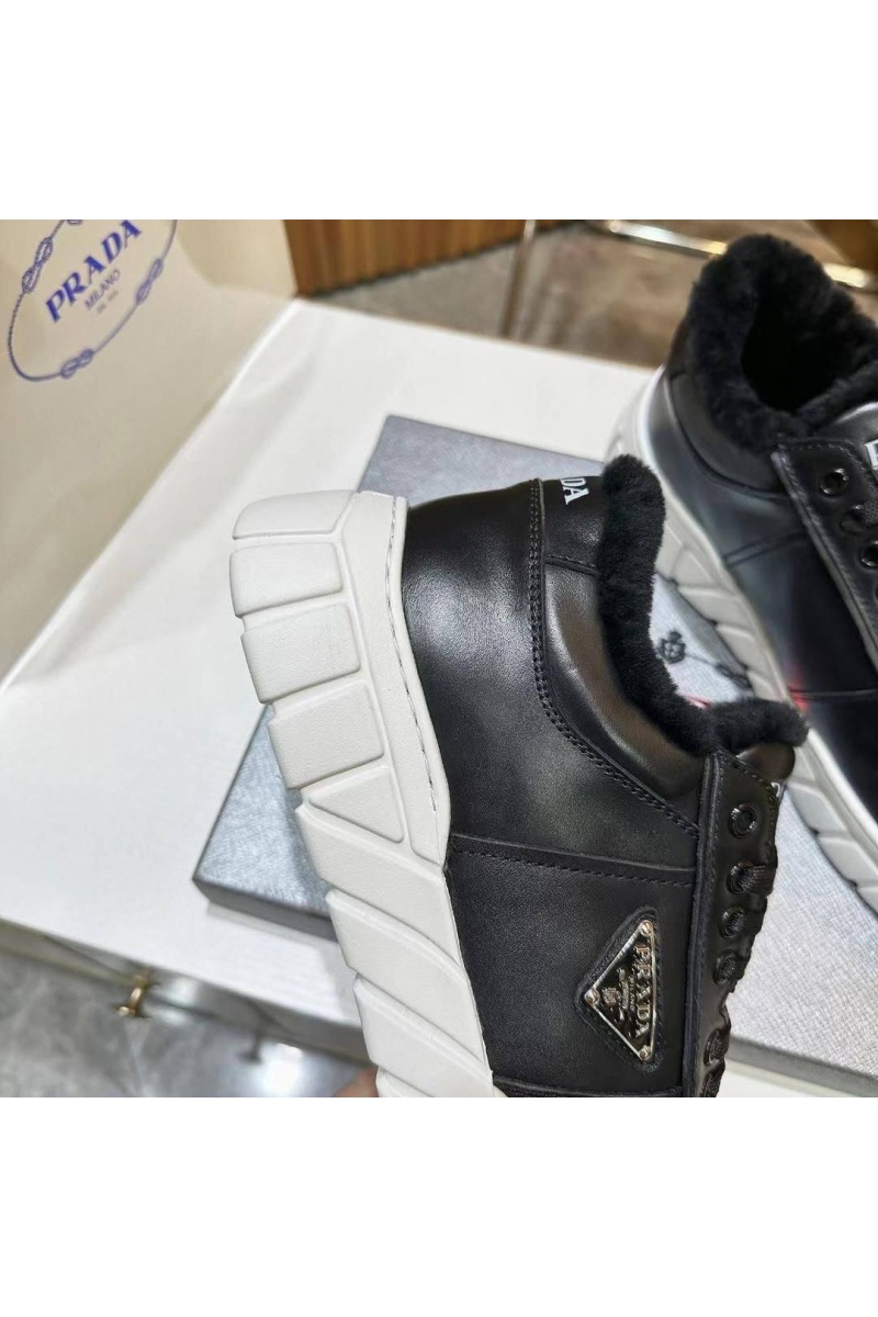 Prada Кожаные кроссовки с мехом 