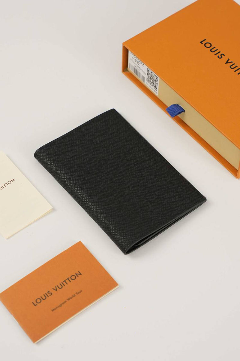 Lоuis Vuittоn Кожаная обложка для паспорта Taiga