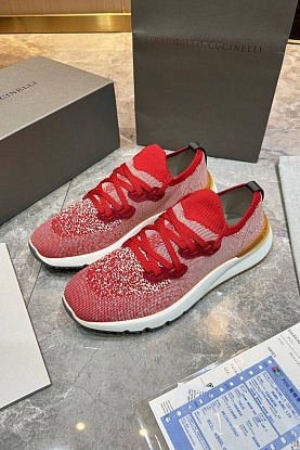 Текстильные кроссовки красного цвета