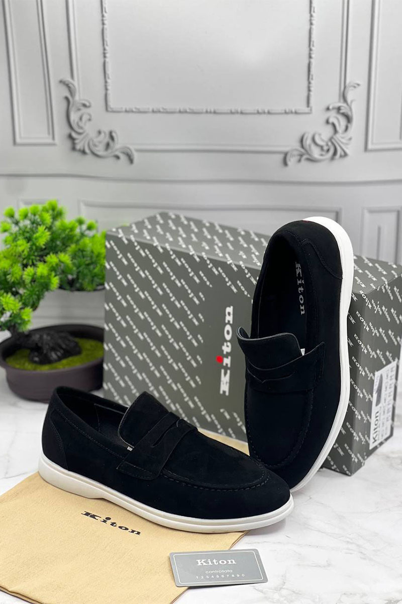 Kiton Замшевые лоферы чёрного цвета