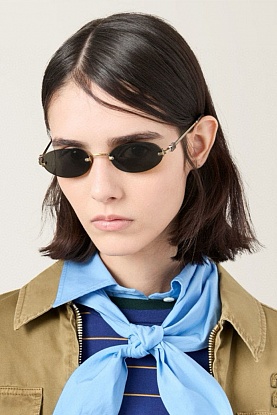 Женские солнцезащитные очки с чёрными линзами