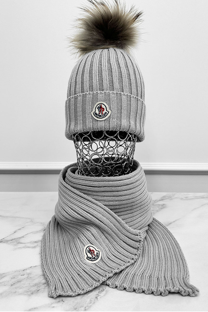 Moncler Комплект из шапки и шарфа серого цвета logo-patch