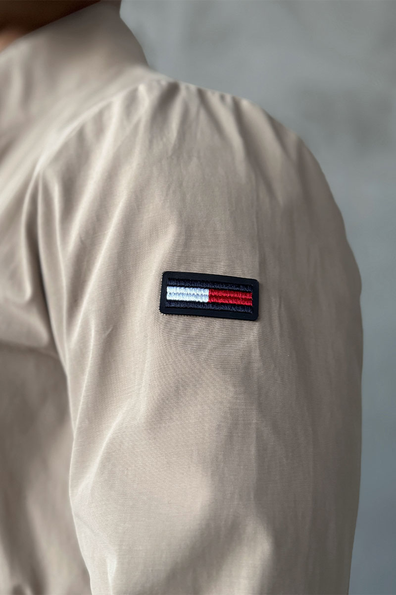 Tommy Hilfiger Ветровка светло-бежевого цвета logo-embroidered 