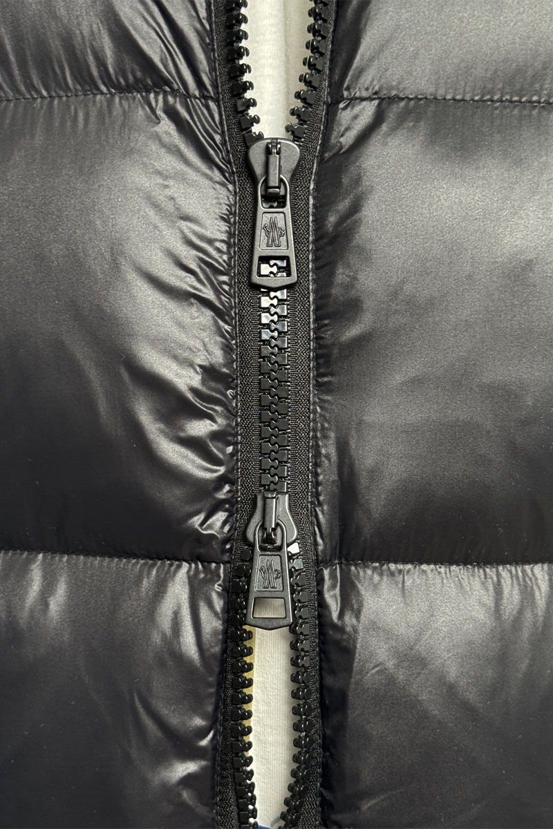 Moncler Утеплённый жилет чёрного цвета