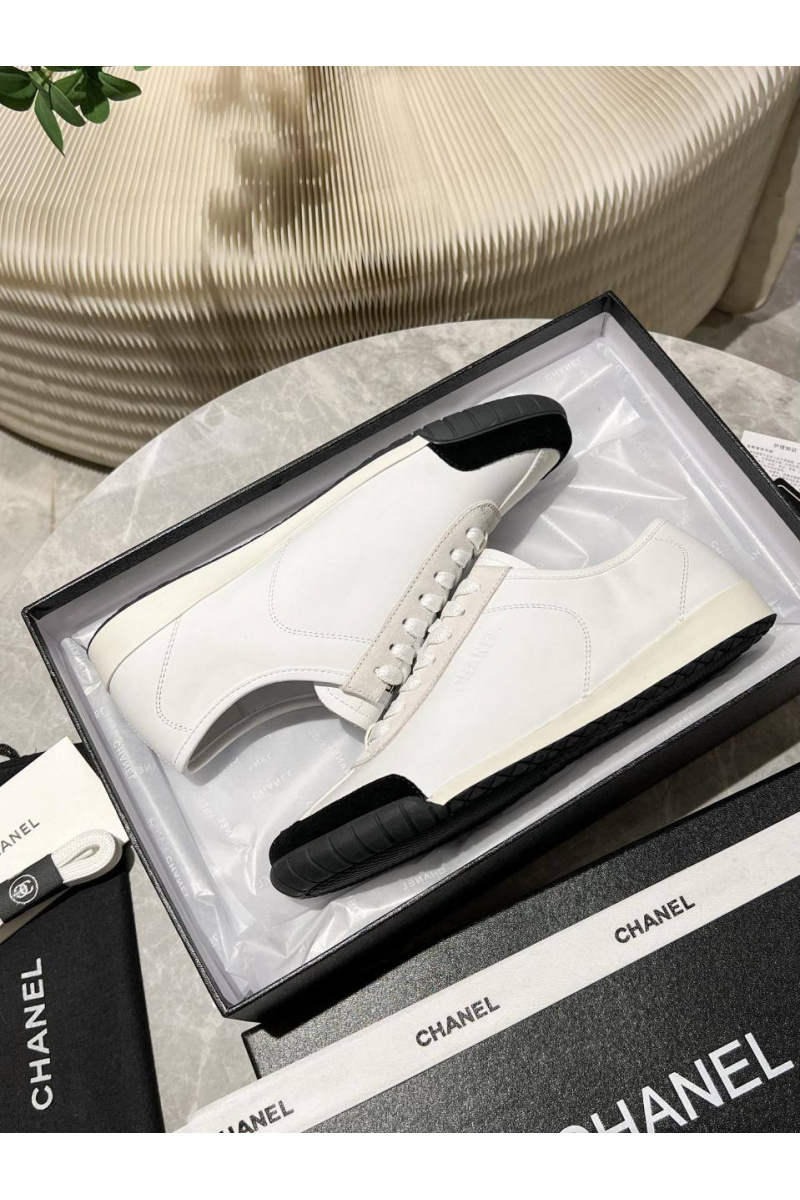 Chаnеl Женские кожаные кроссовки белого цвета