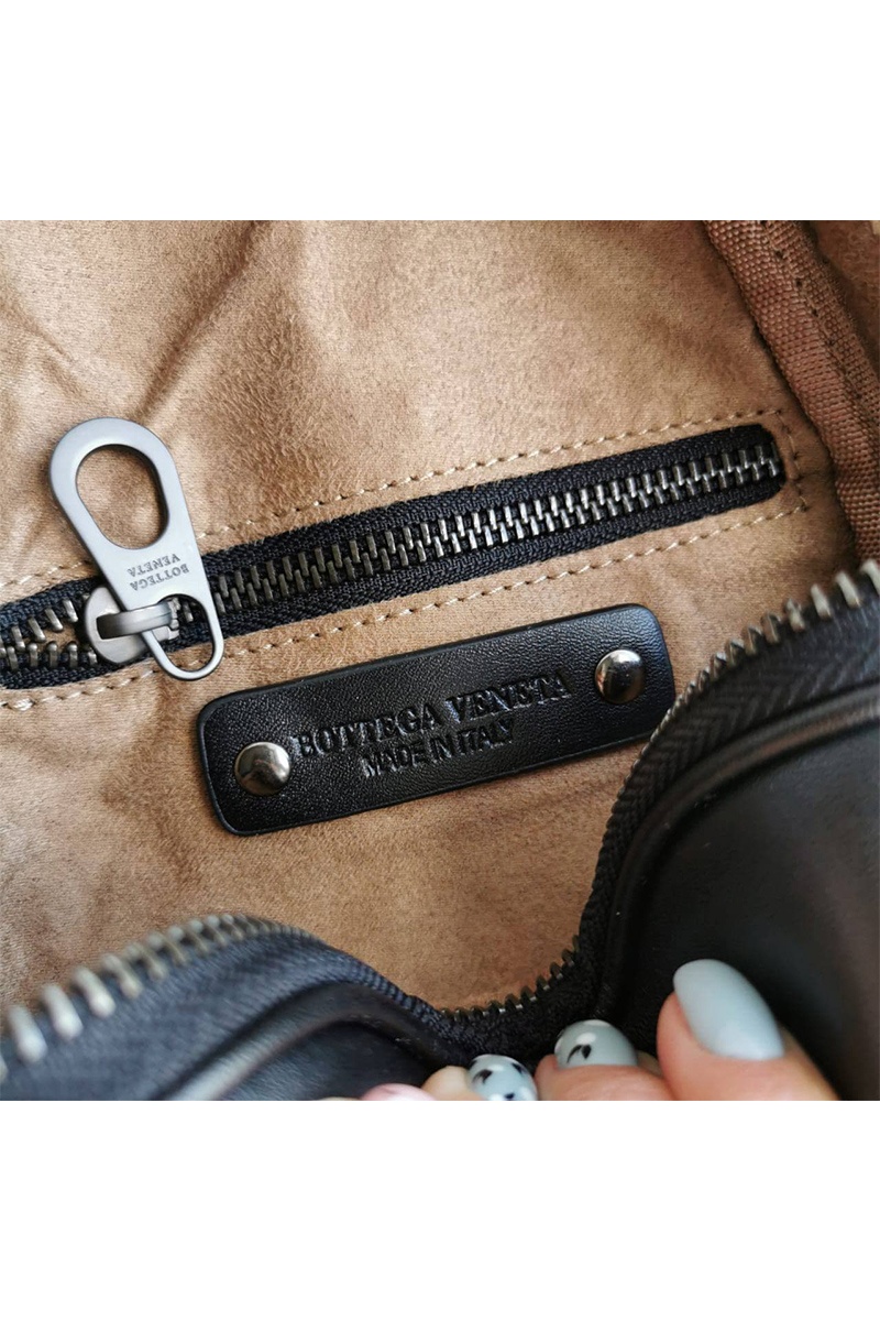 Bottega Veneta Кожаная чёрная сумка 28x18 см