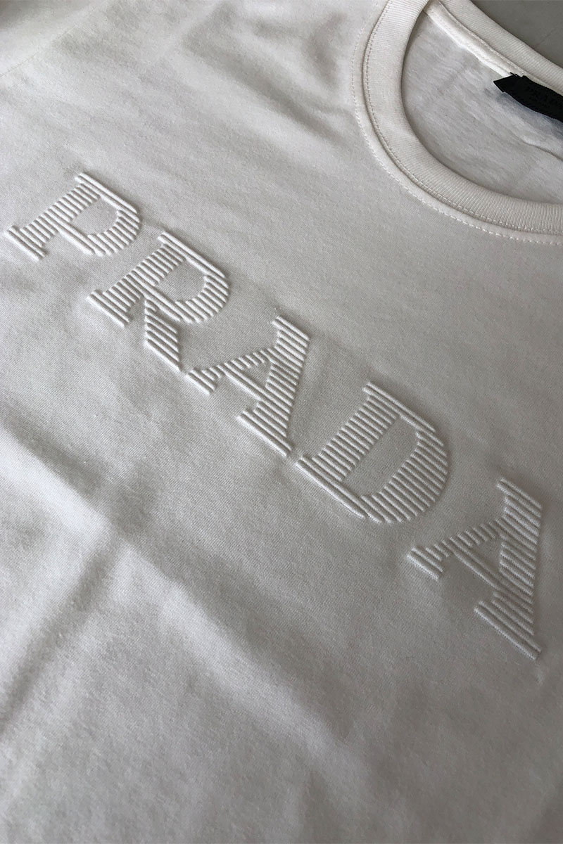 Prada Белая мужская футболка embossed logo