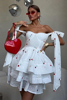 Белое женское платье 