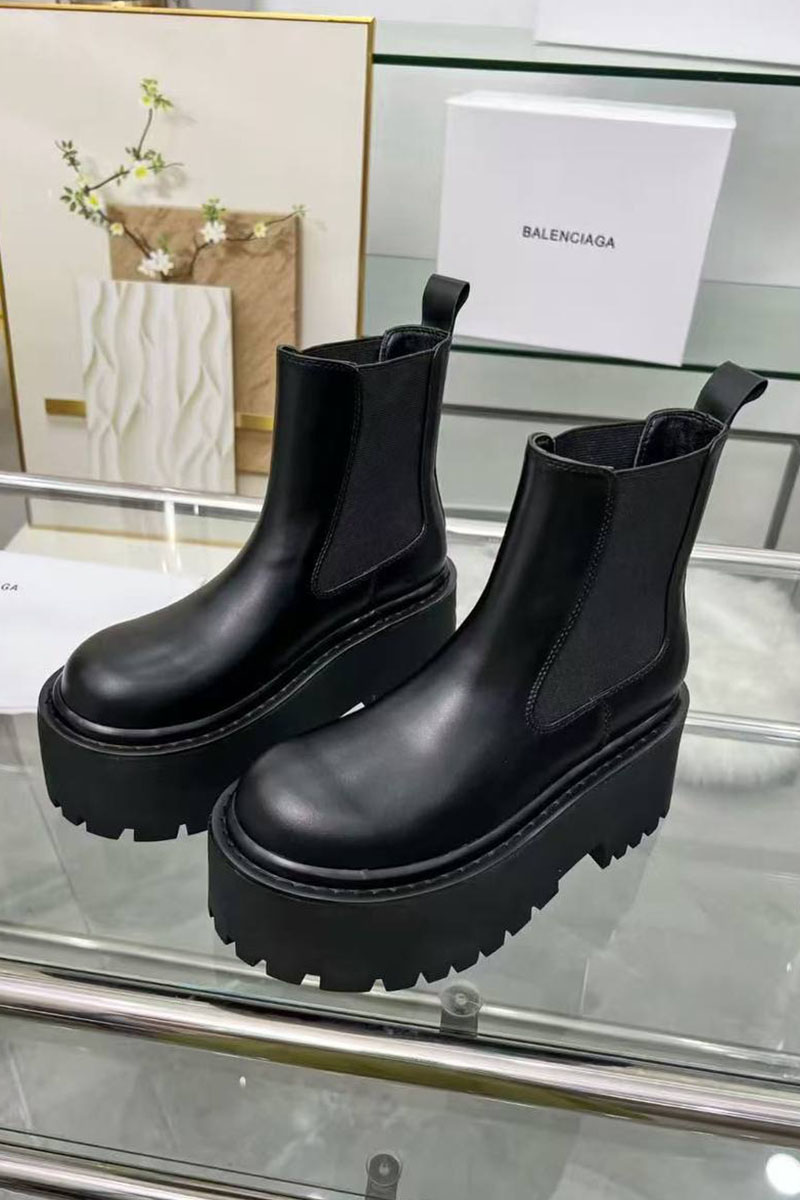 Balenciaga Женские кожаные сапоги чёрного цвета