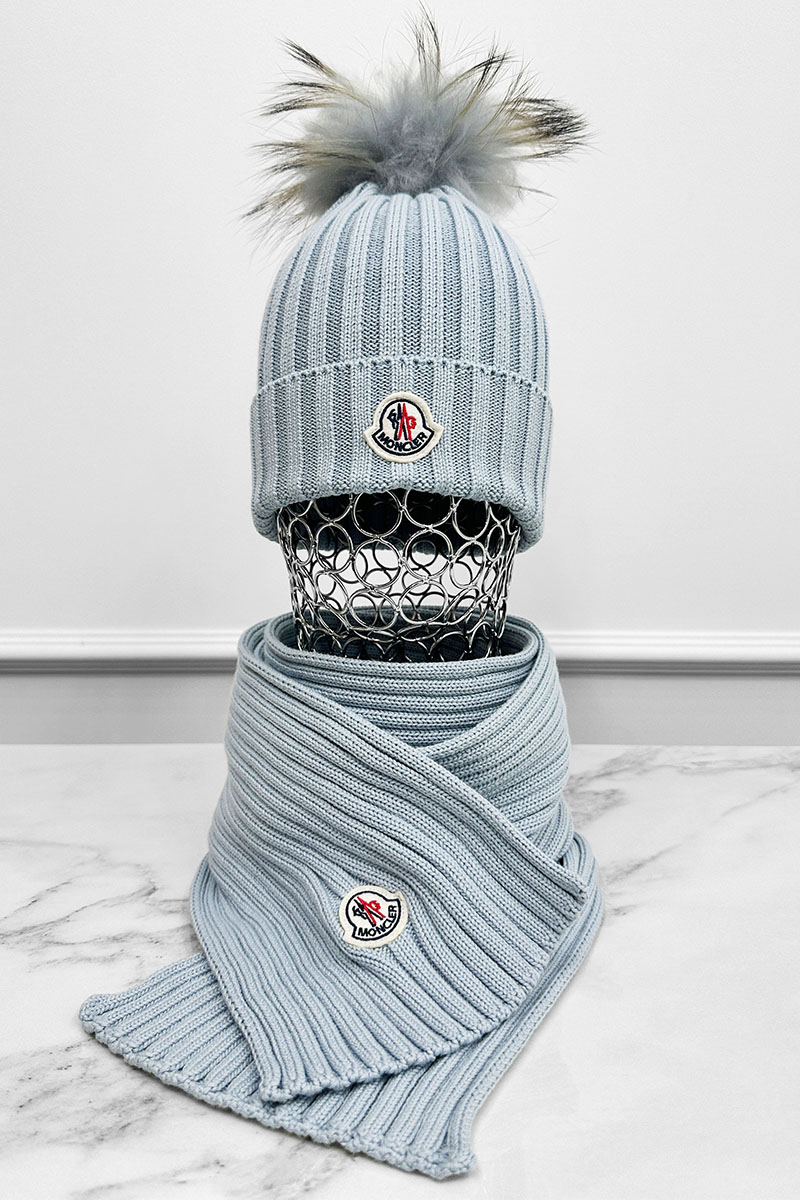 Moncler Комплект из шапки и шарфа голубого цвета logo-patch
