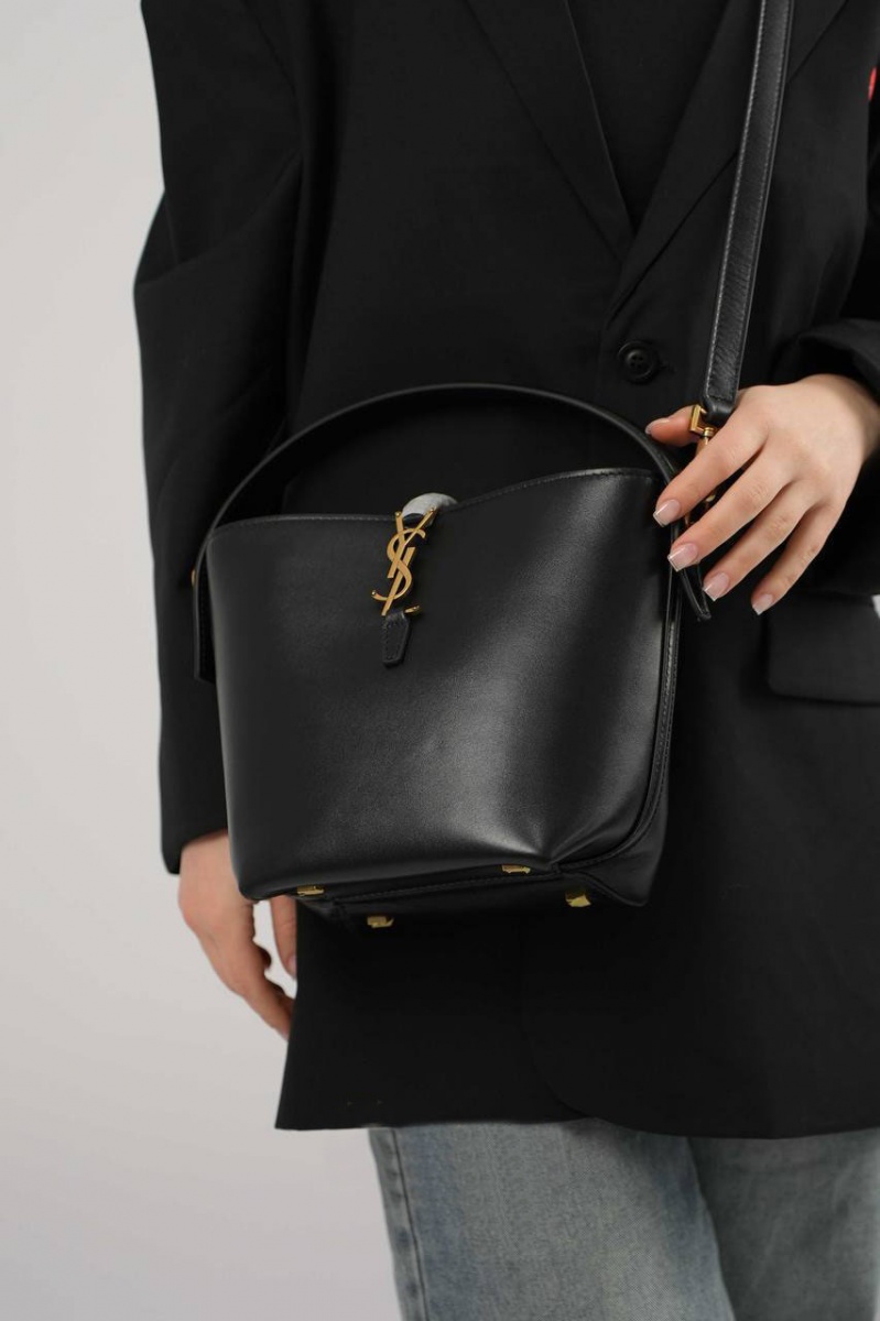 Yves Saint Laurent Кожаная сумка Le 37 bucket bag 25x25 см
