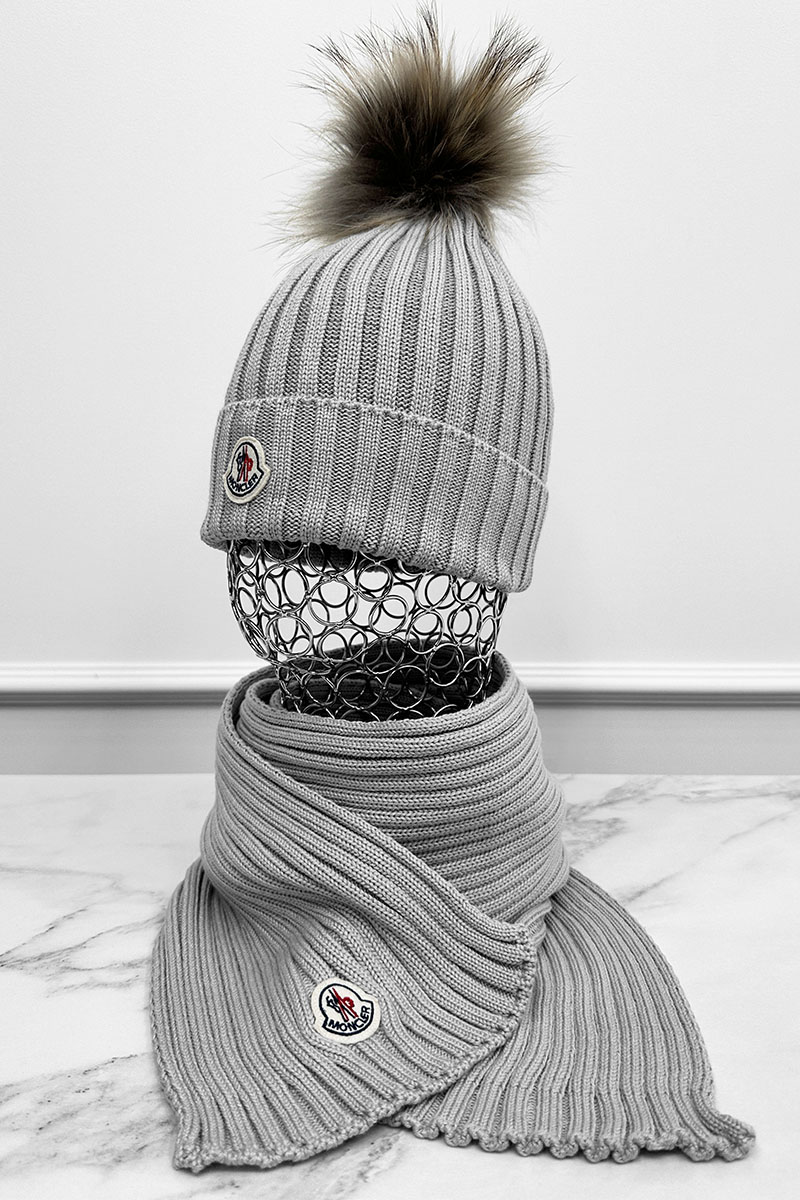 Moncler Комплект из шапки и шарфа серого цвета logo-patch