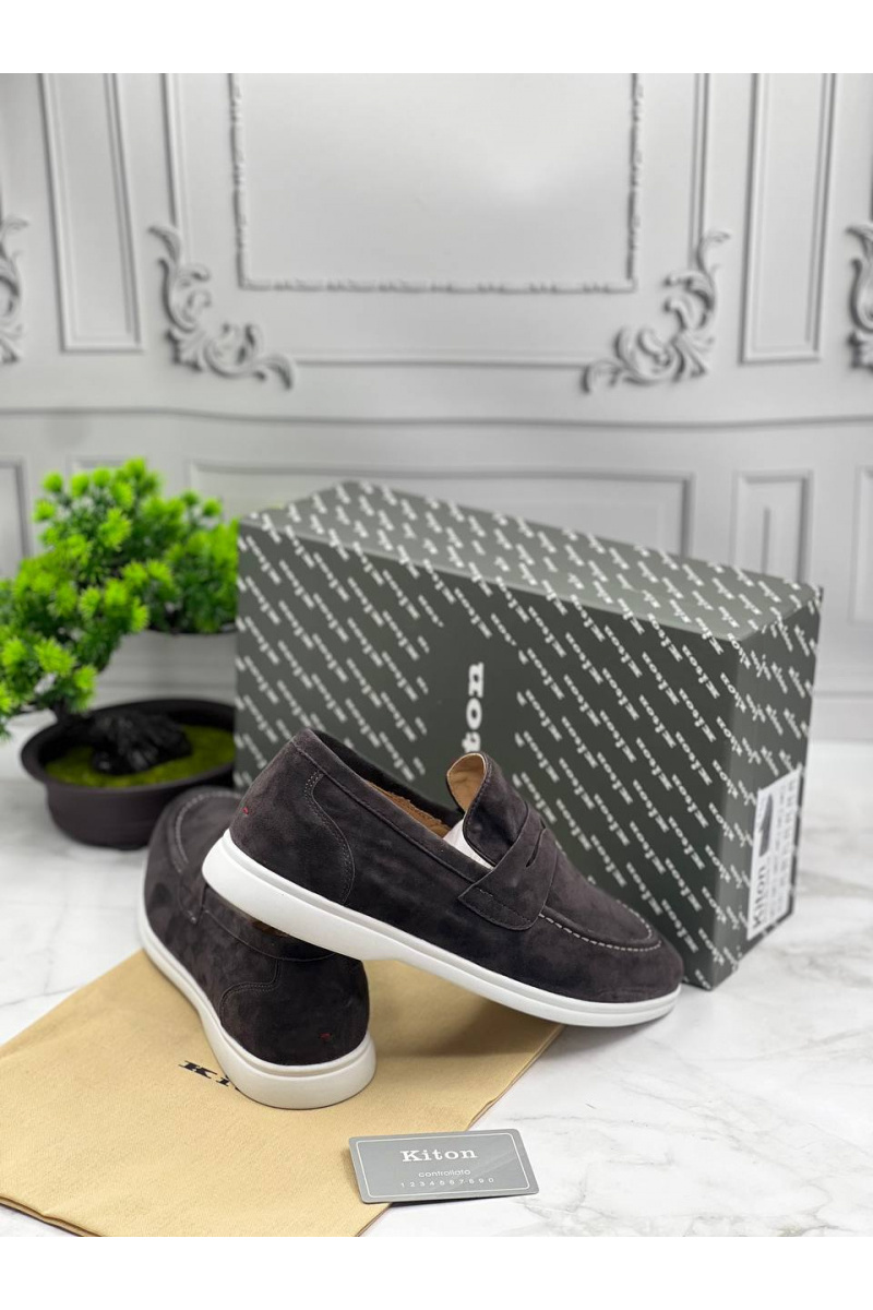 Kiton Замшевые лоферы коричневого цвета