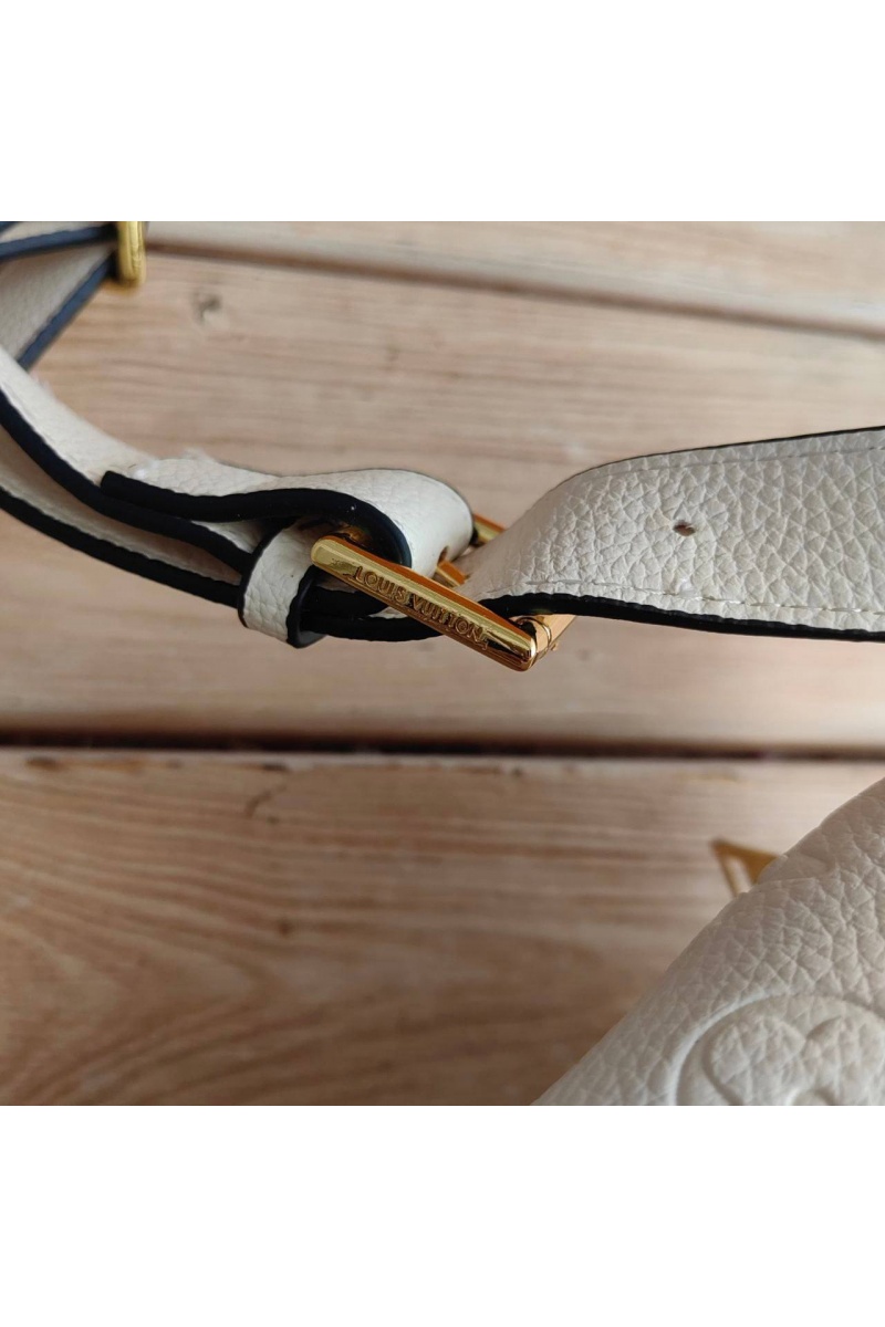 Lоuis Vuittоn Кожаная сумка на пояс Monogram Embossed 28x14 см