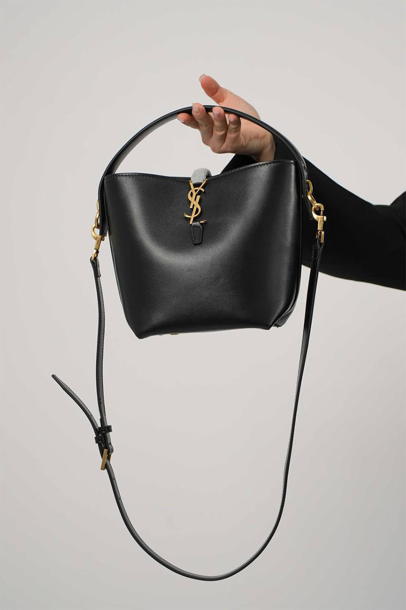 Yves Saint Laurent Кожаная сумка Le 37 bucket bag 25x25 см