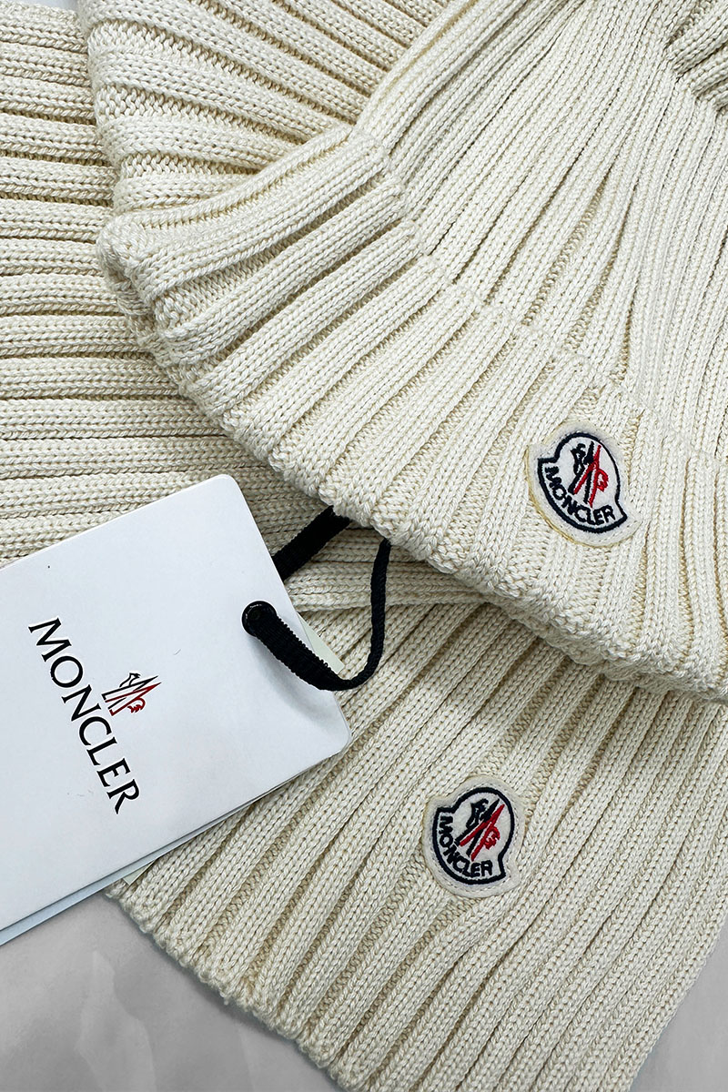 Moncler Комплект из шапки и шарфа светло-бежевого цвета logo-patch