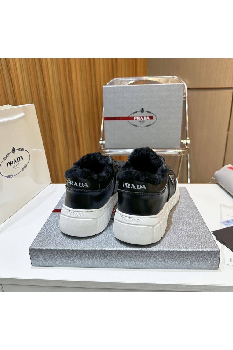 Prada Кожаные кроссовки с мехом 