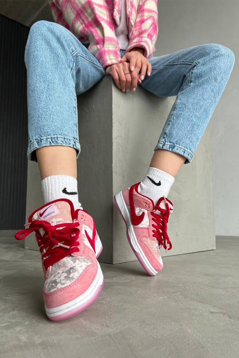 Nike Женские кроссовки SB Dunk Low "Strange Love"