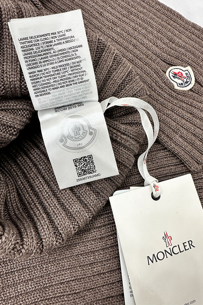 Moncler Комплект из шапки и шарфа коричневого цвета logo-patch