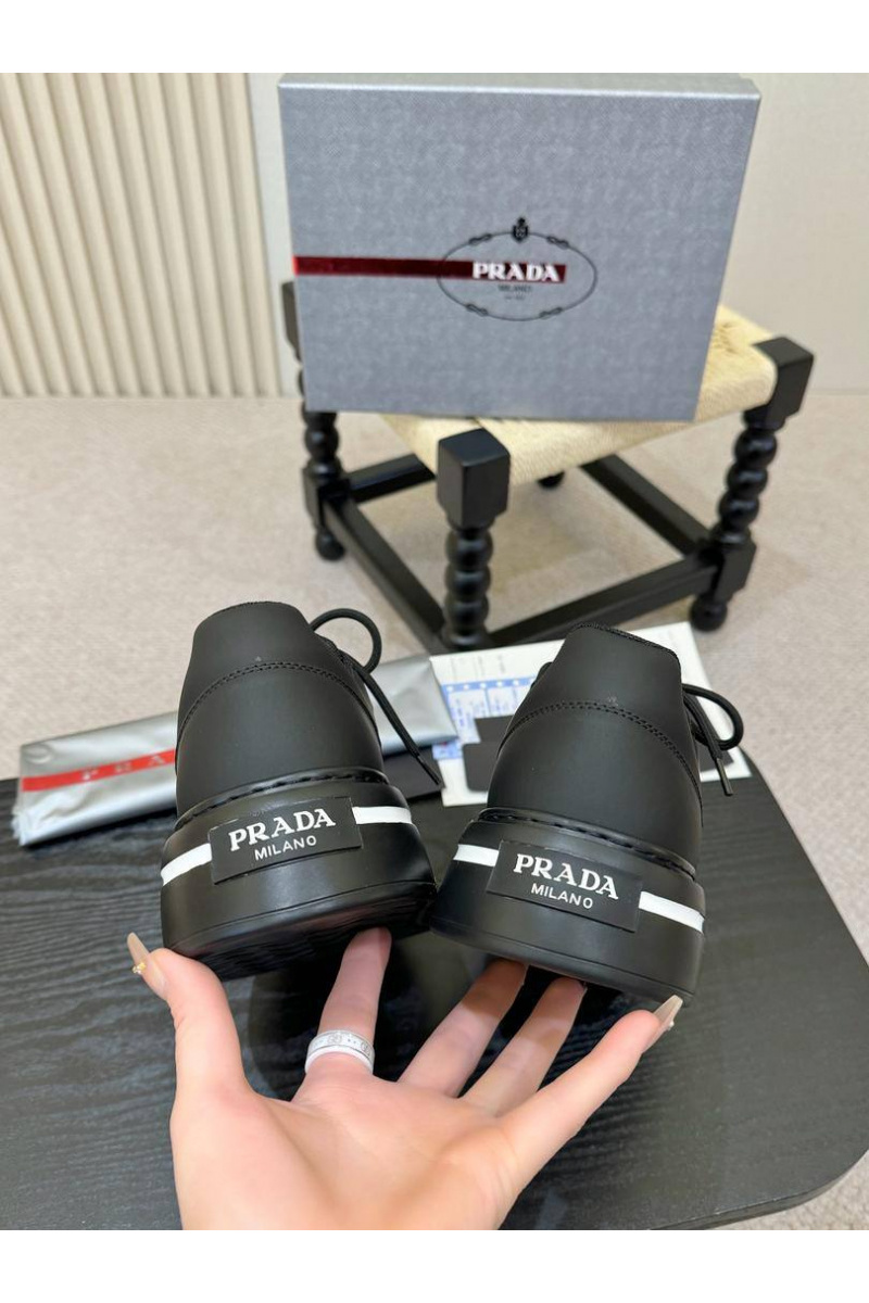 Prada Комбинированные кроссовки logo-plaque - Black