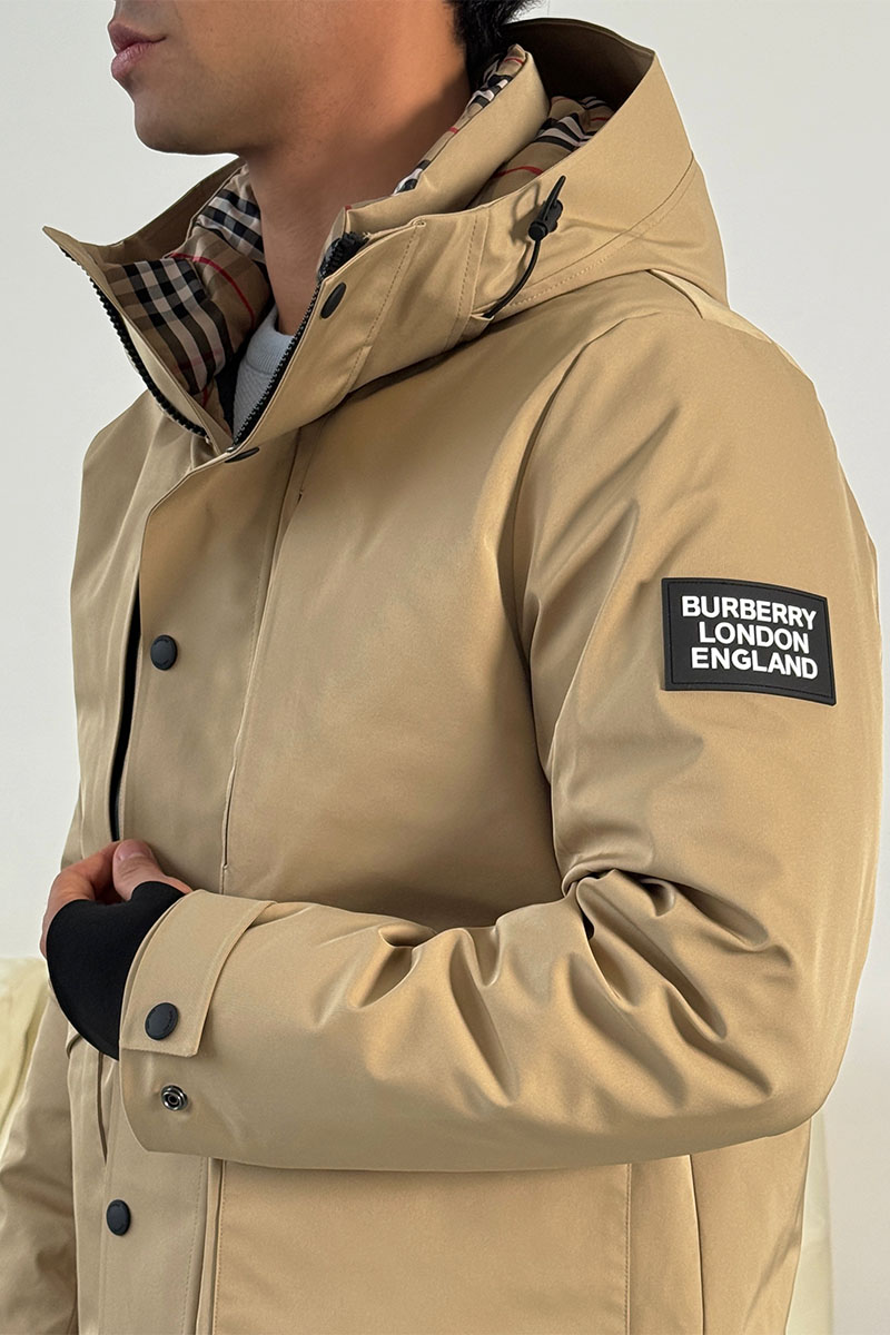 Burberry Бежевый пуховик London England logo-patch 
