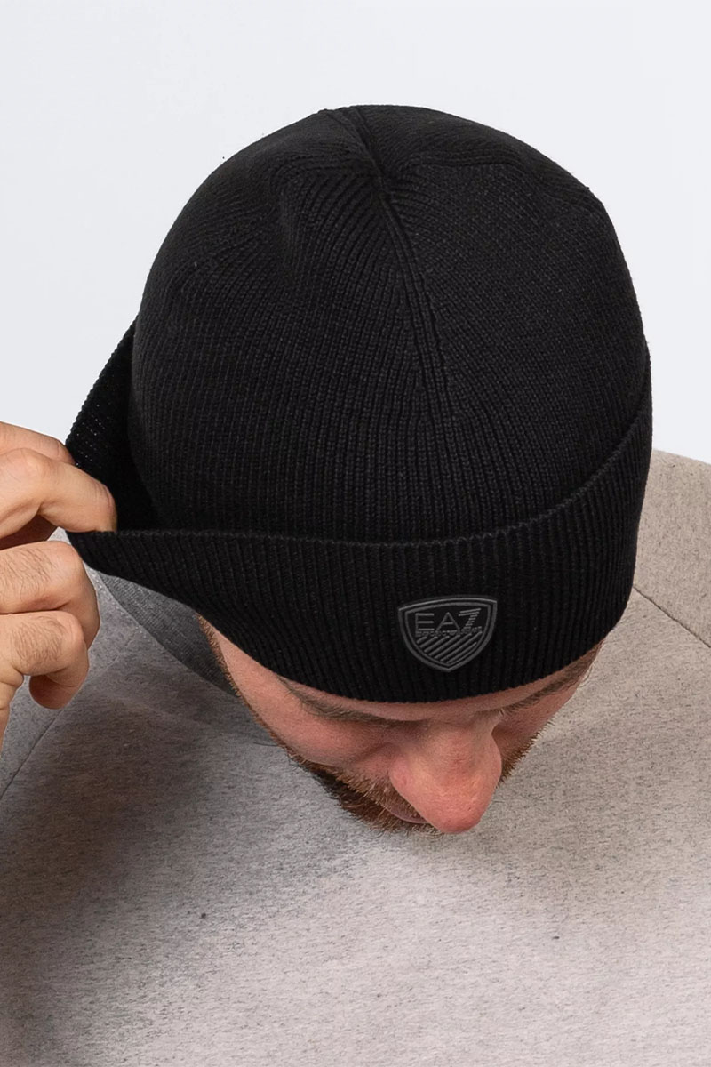 Emporio Armani EA7 Шапка чёрного цвета Mountain U Shield