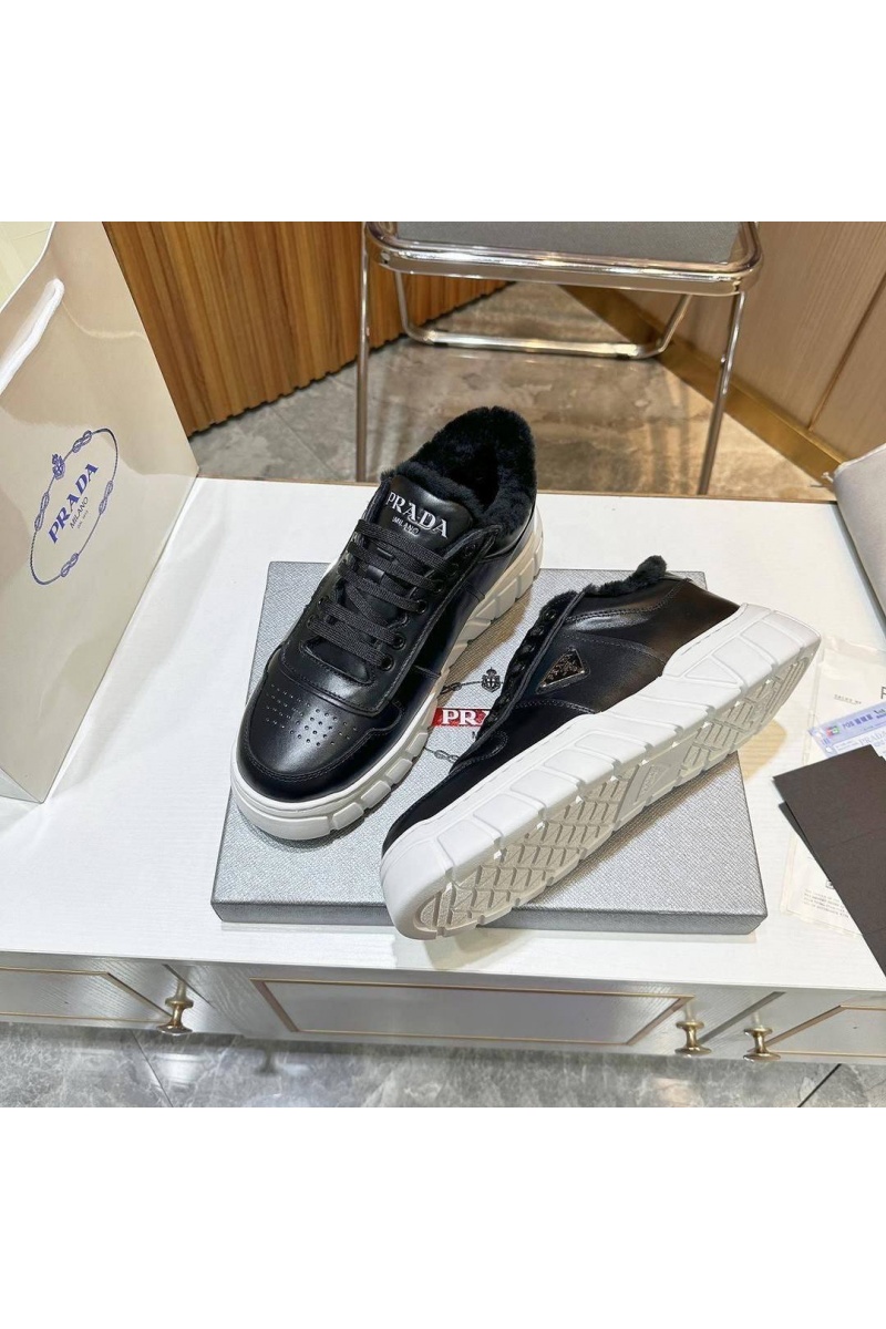 Prada Кожаные кроссовки с мехом 