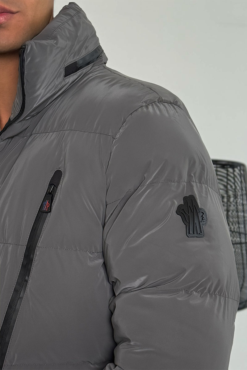 Moncler Мужская утеплённая куртка серого цвета