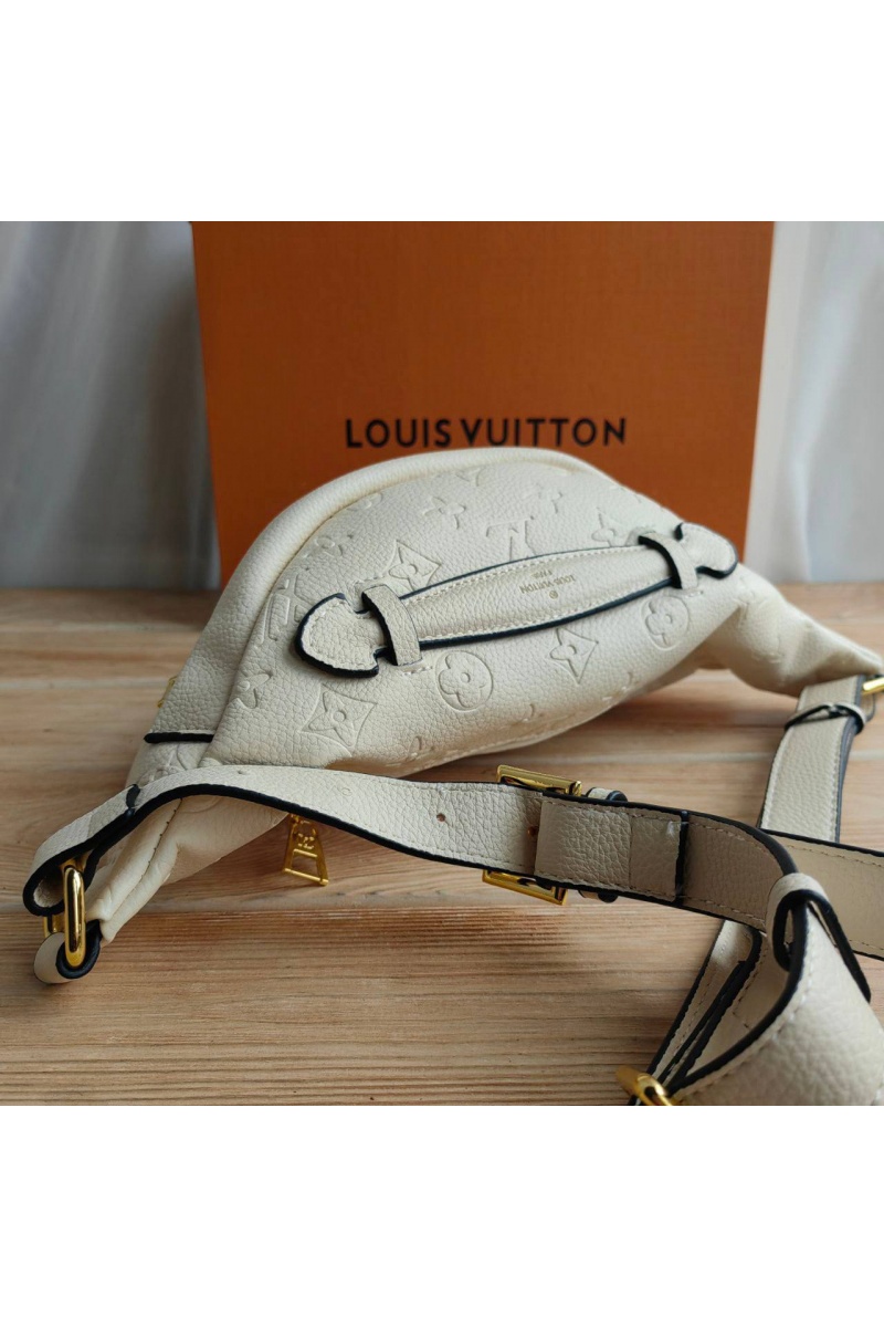 Lоuis Vuittоn Кожаная сумка на пояс Monogram Embossed 28x14 см