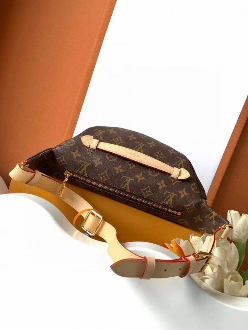 Lоuis Vuittоn Кожаная сумка на пояс Bumbag Monogram 35x17 см