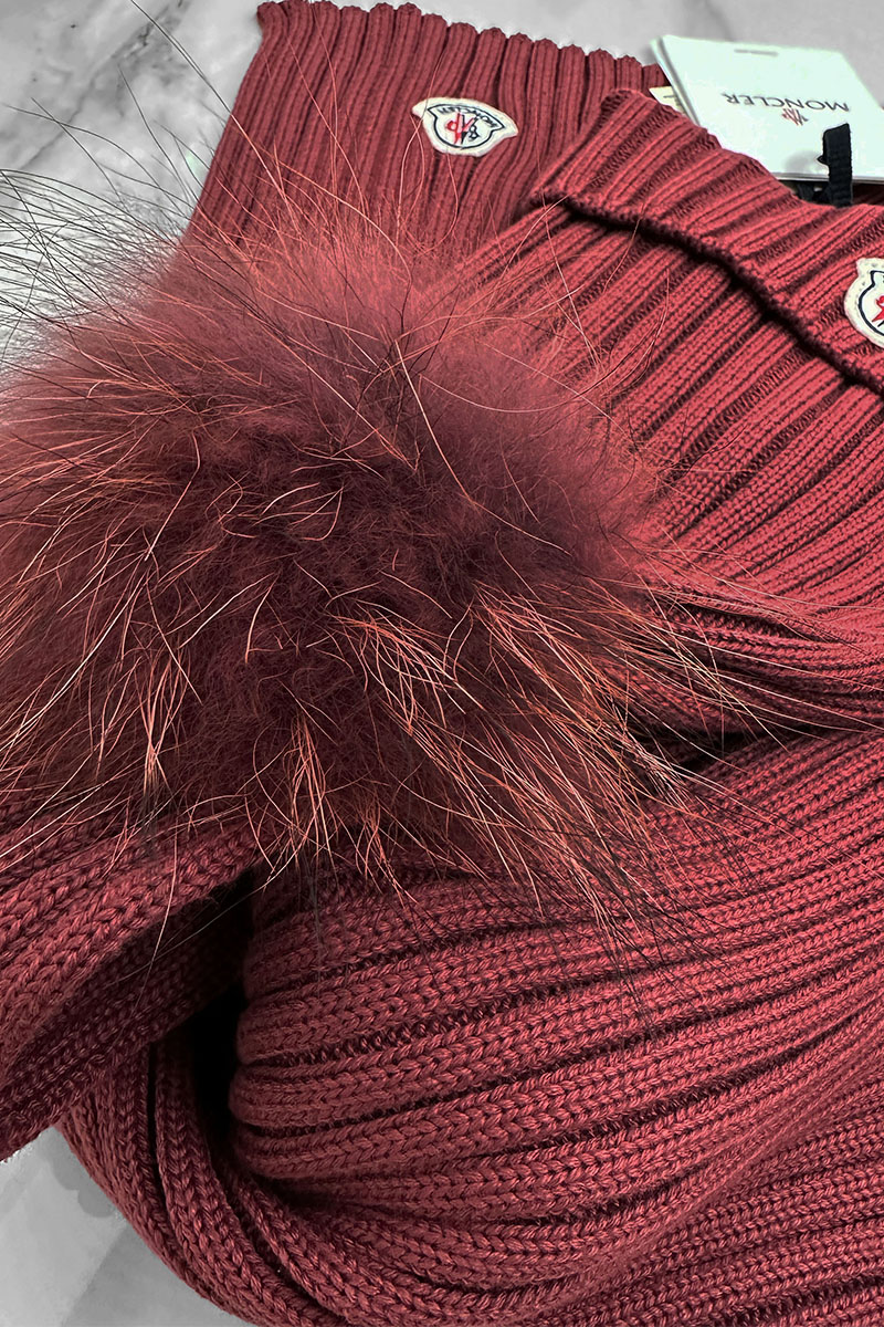 Moncler Комплект из шапки и шарфа бордового цвета logo-patch