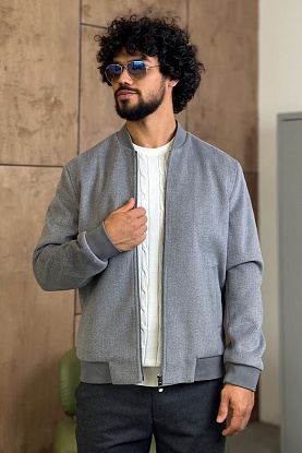 Мужской бомбер серого цвета