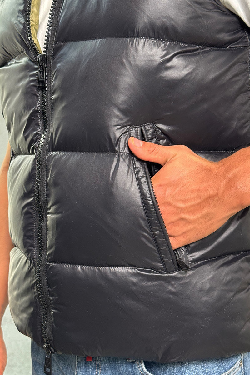 Moncler Утеплённый жилет чёрного цвета