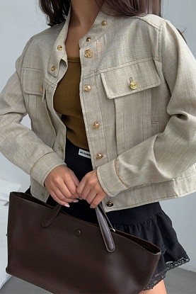 Женская куртка бежевого цвета