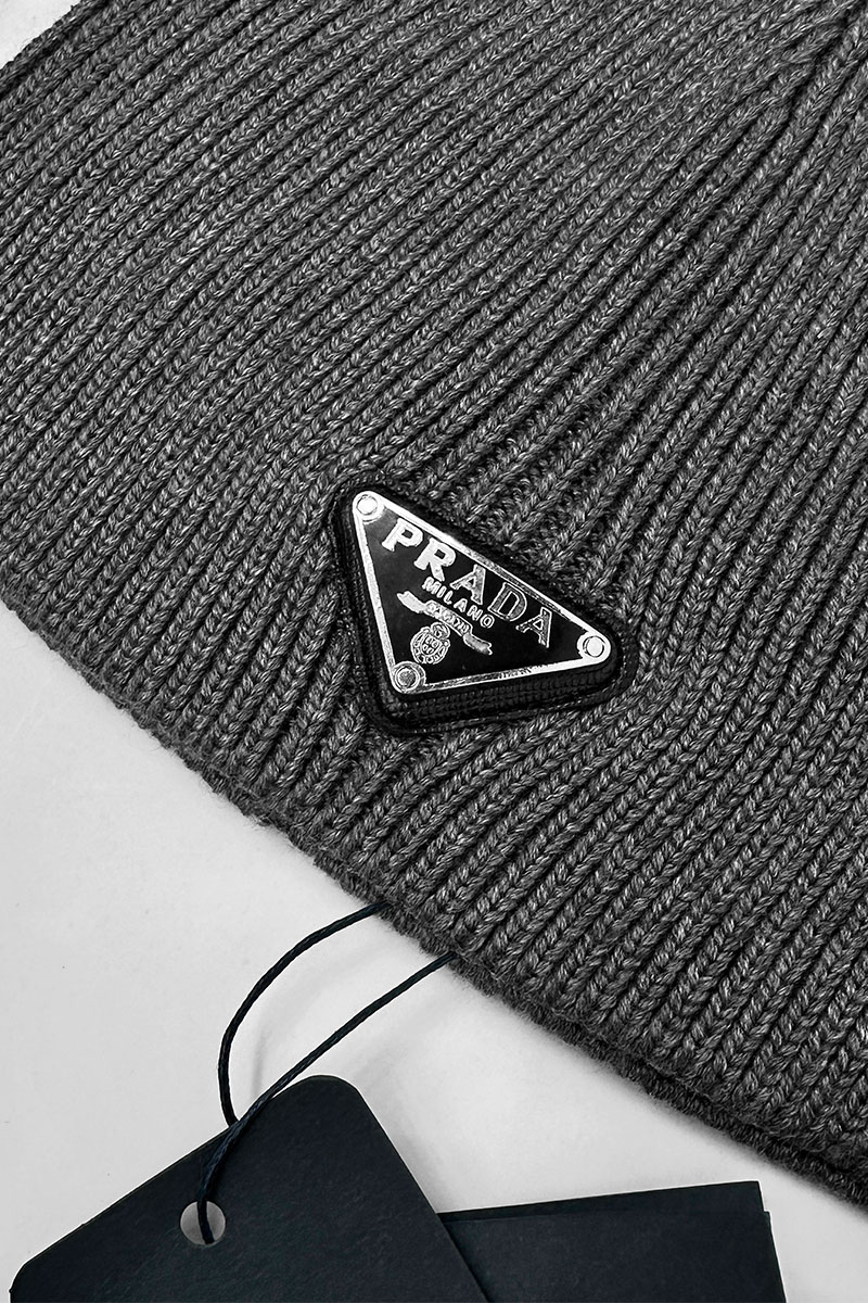 Prada Мужская шапка серого цвета