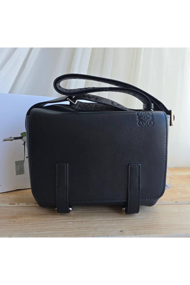 Loewe Кожаная сумка Military Messenger XS 24x20 см