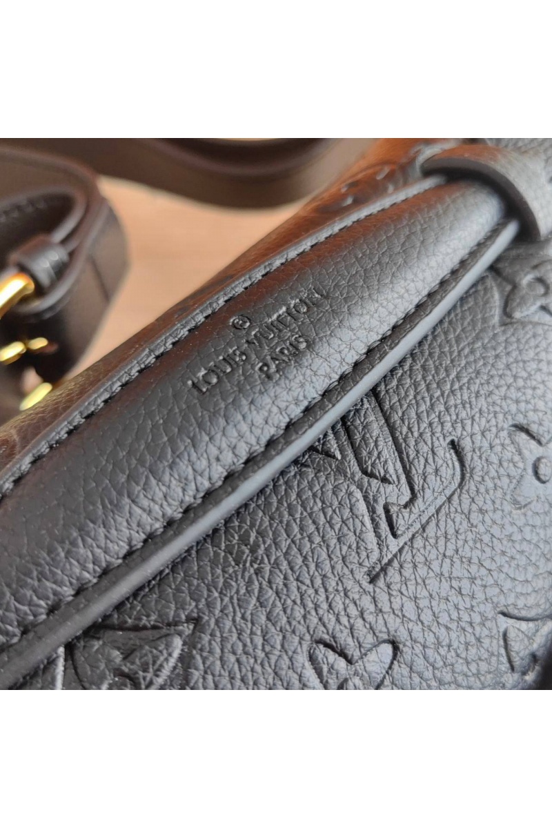 Lоuis Vuittоn Кожаная сумка на пояс Monogram Embossed 28x14 см