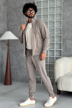 Спортивный костюм бежевого цвета