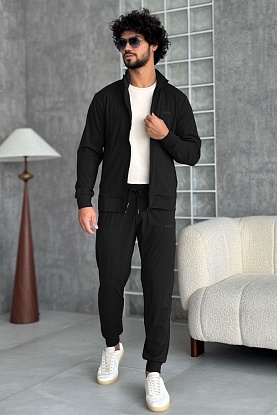 Спортивный костюм чёрного цвета