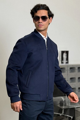 Мужской бомбер синего цвета