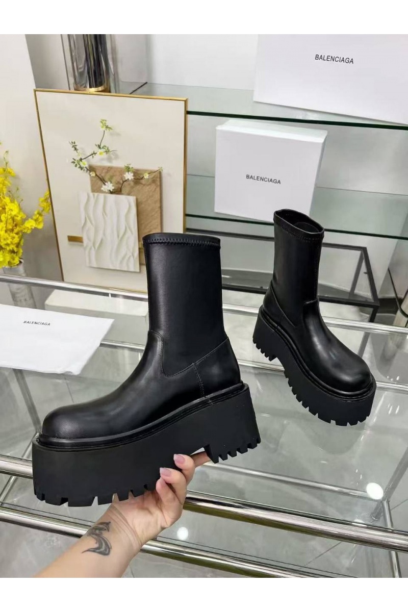 Balenciaga Женские кожаные сапоги чёрного цвета