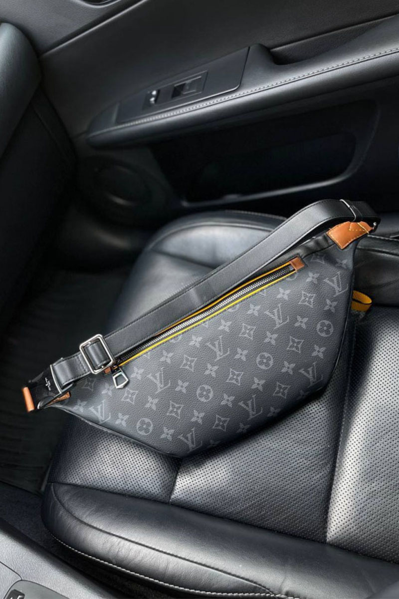 Lоuis Vuittоn Кожаная сумка на пояс Discovery Monogram Eclipse 37х14х13 см